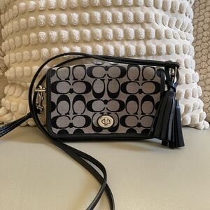 Coach style 21153- Penny signature canvas and black trim